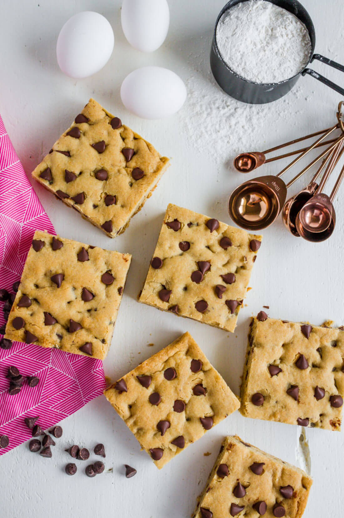 Chocolate Chip Cookie Bars - a different take on chocolate chip cookies via www.thirtyhandmadedays.com