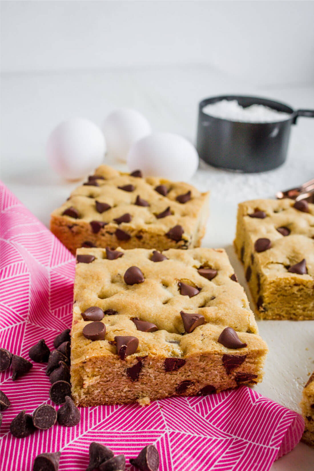 Chocolate Chip Cookie Bars - a different take on chocolate chip cookies www.thirtyhandmadedays.com