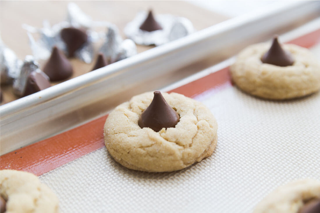 Peanut Butter Blossoms - super easy to make but oh so good. You'll love this cookie recipe! Up close.