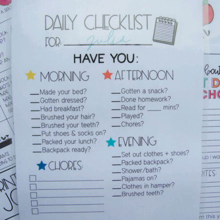 Kids daily checklist - editable printable from www.thirtyhandmadedays.com