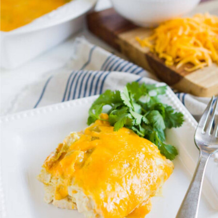 Green Chile Chicken Enchiladas - an easy dinner recipe that your whole family will love! www.thirtyhandmadedays.com