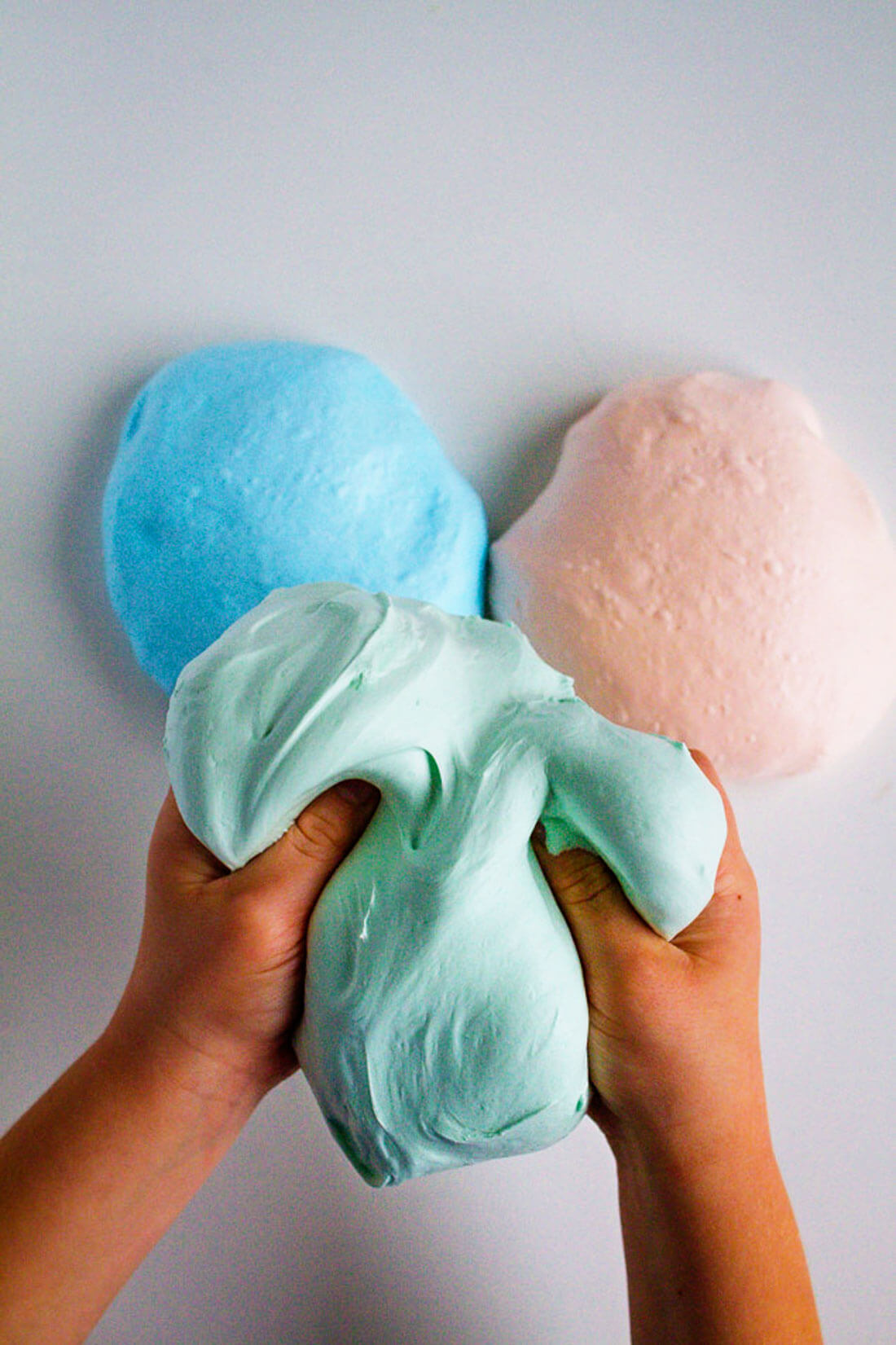 How to make fluffy slime - step by step easy instructions to make the best slime. www.thirtyhandmadedays.com