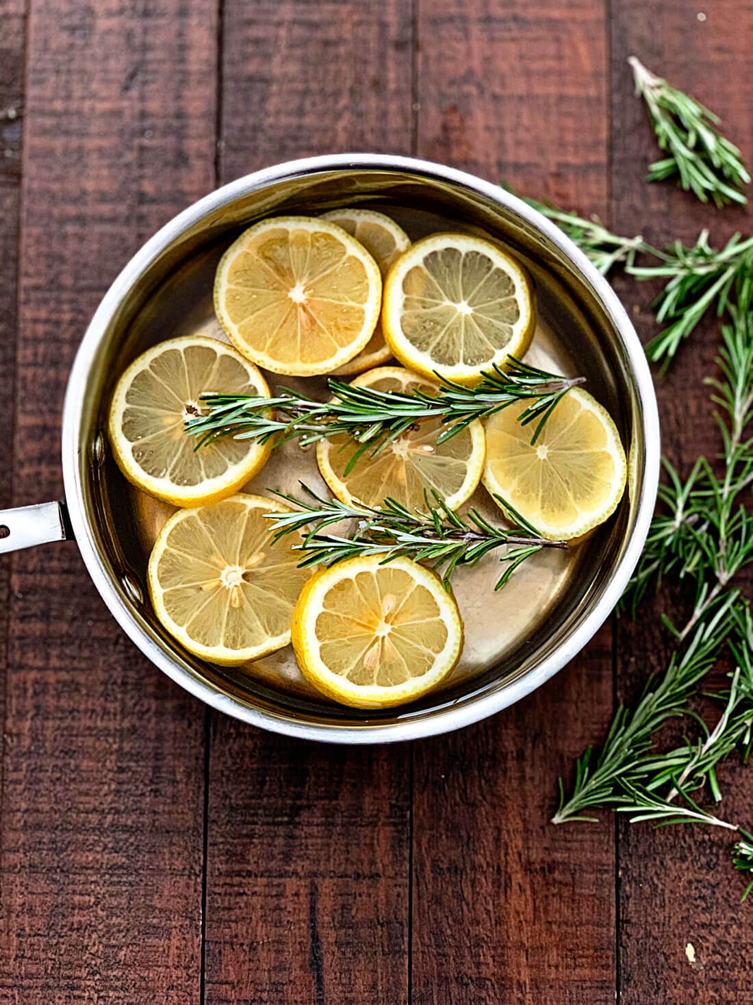 Stovetop Potpourri - make your house smell amazing with only 3 ingredients!