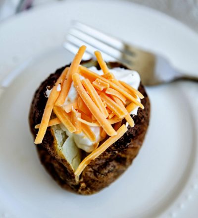 Air Fryer Baked Potatoes - an easy way to make the best baked potatoes! www.thirtyhandmadedays.com